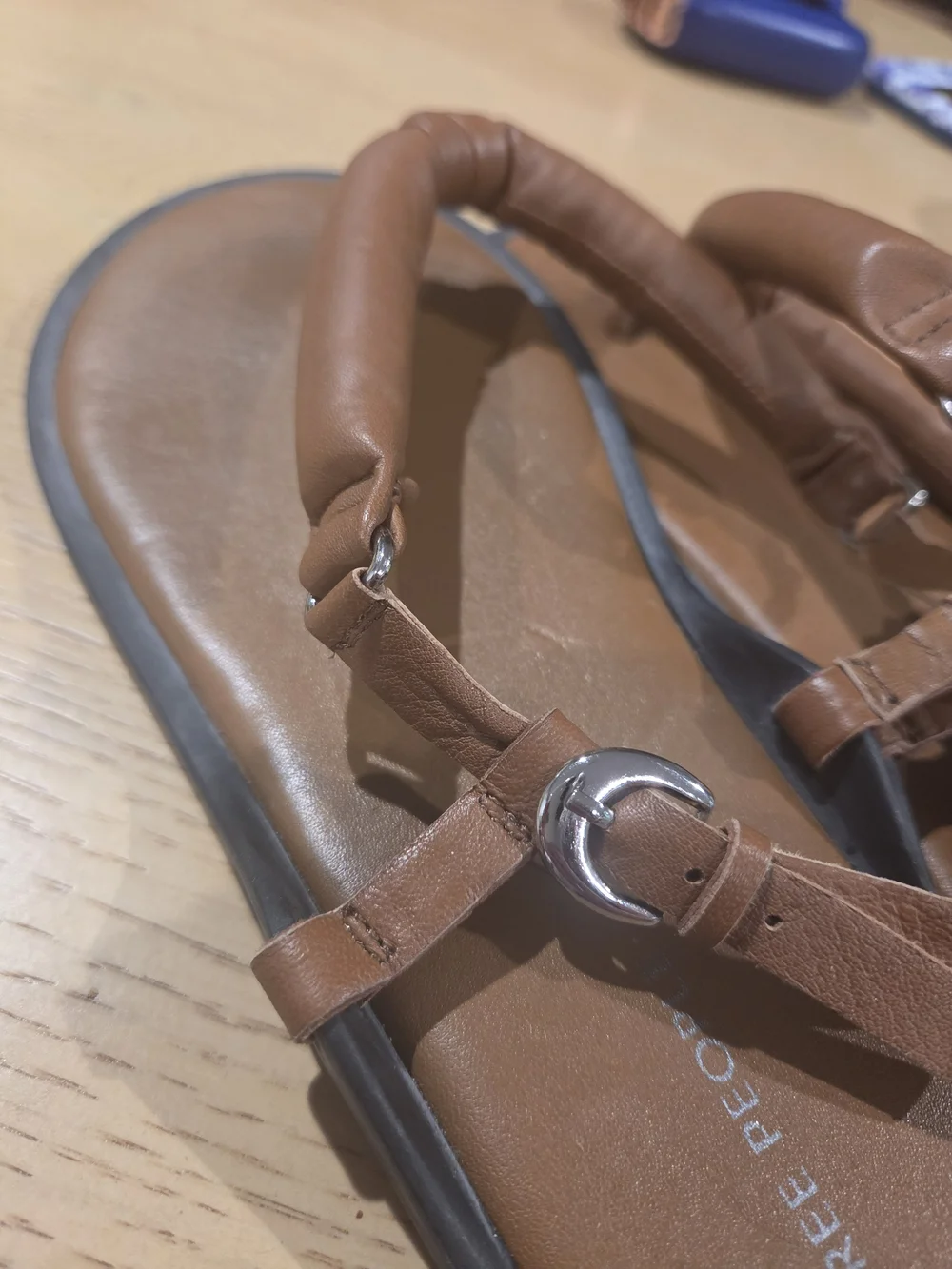 People Suncatcher Thong Sandals Cognac Brown Leather Puffy Strap Size 7 Like New